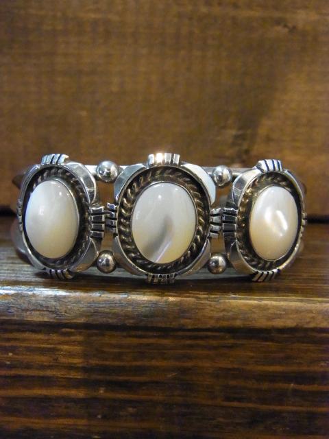 3MOTHER OF PEARL　CUFF BRACELET